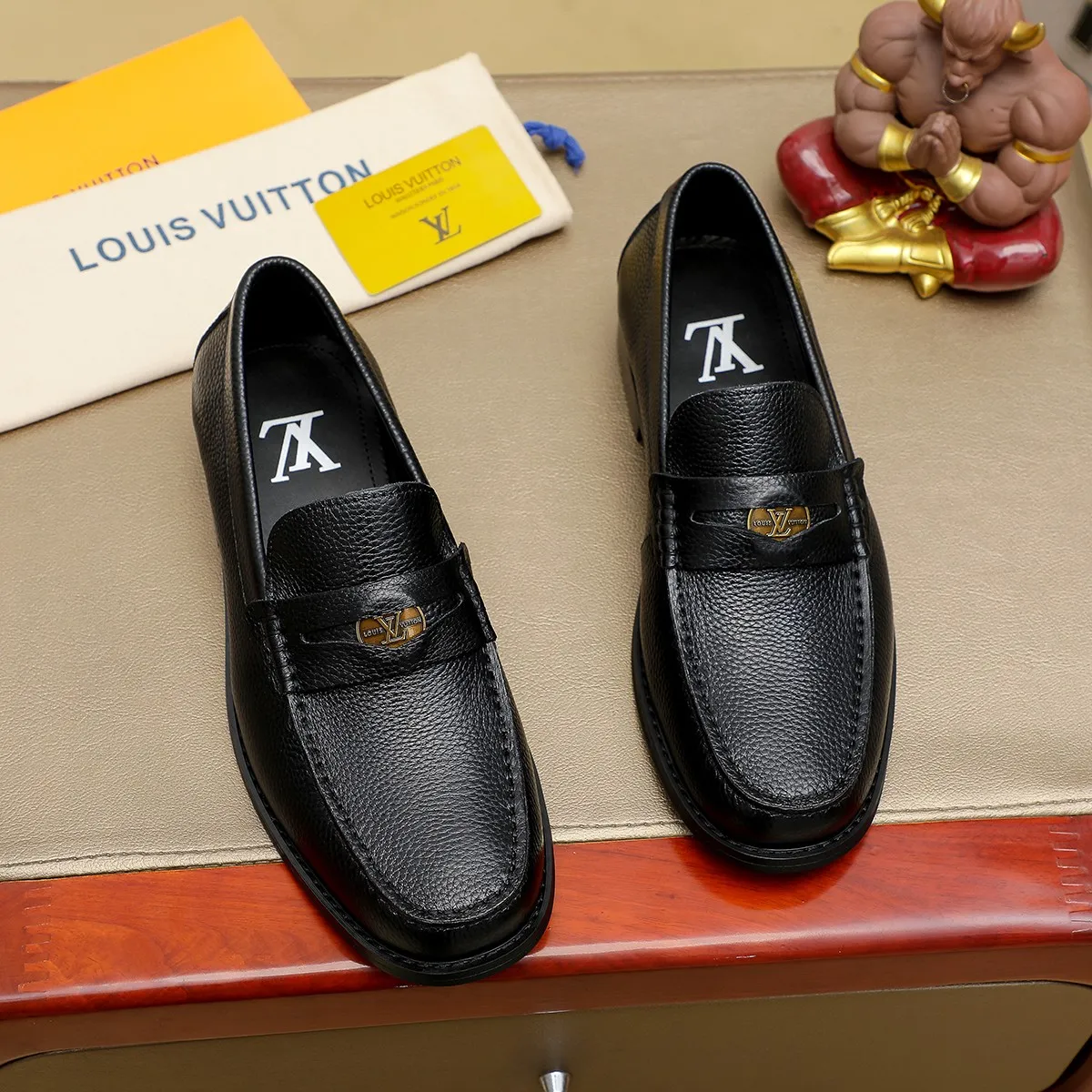 Men's shoes 460 💰 Louis Vuitton LV ® 🆕 model 🔛 full shoe counter, first layer cowhide, 🐂leather lining casual shoes for men, super soft outsole, a must-have for driving. Synchronized with the counter, original first layer cowhide, completely 1:1 mold customization 🌹 top version, color optional! Number: 38-44 (45.46 customized)